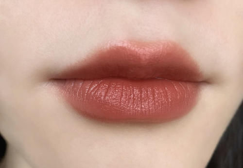 黄黑皮女生，别再跟风这几支口红了！一涂准踩雷，显黑还老气