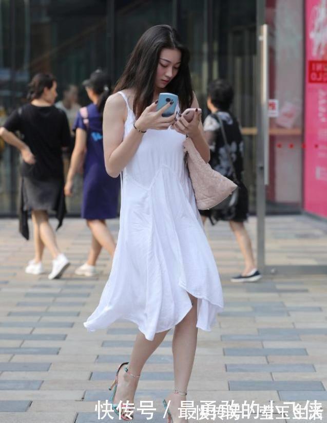 吊带裙 小姐姐有魅力，穿白色吊带裙时尚又迷人，成为街上一道美丽风景线
