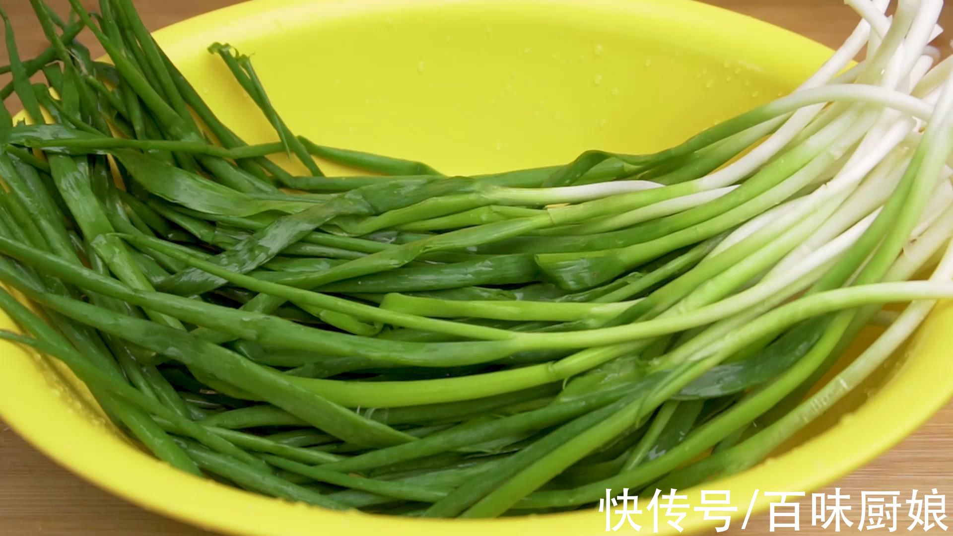 小葱不要再蘸酱吃了,这样做,超级的下饭,一次都能吃两碗米饭了