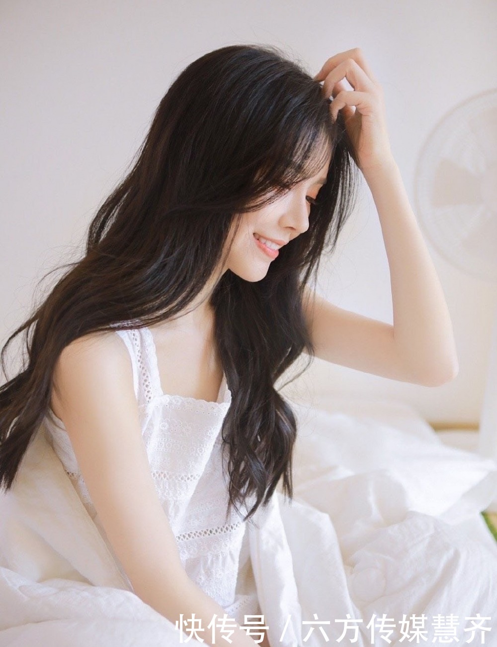 清新白净的长发美女