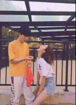 |搞笑gif:看了两遍,这脸打的,没法一起玩了!