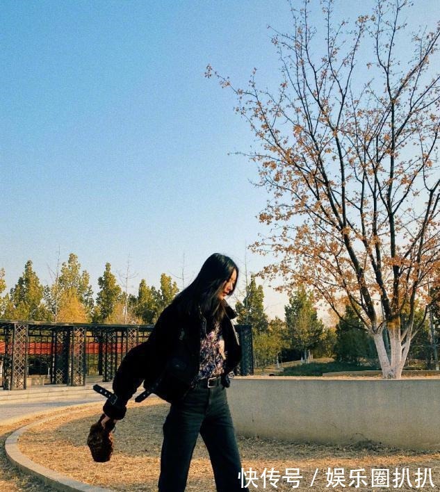 衬衣 刘雯日常穿搭也有高级范儿,花衬衣配夹克外套,酷帅又显气场!