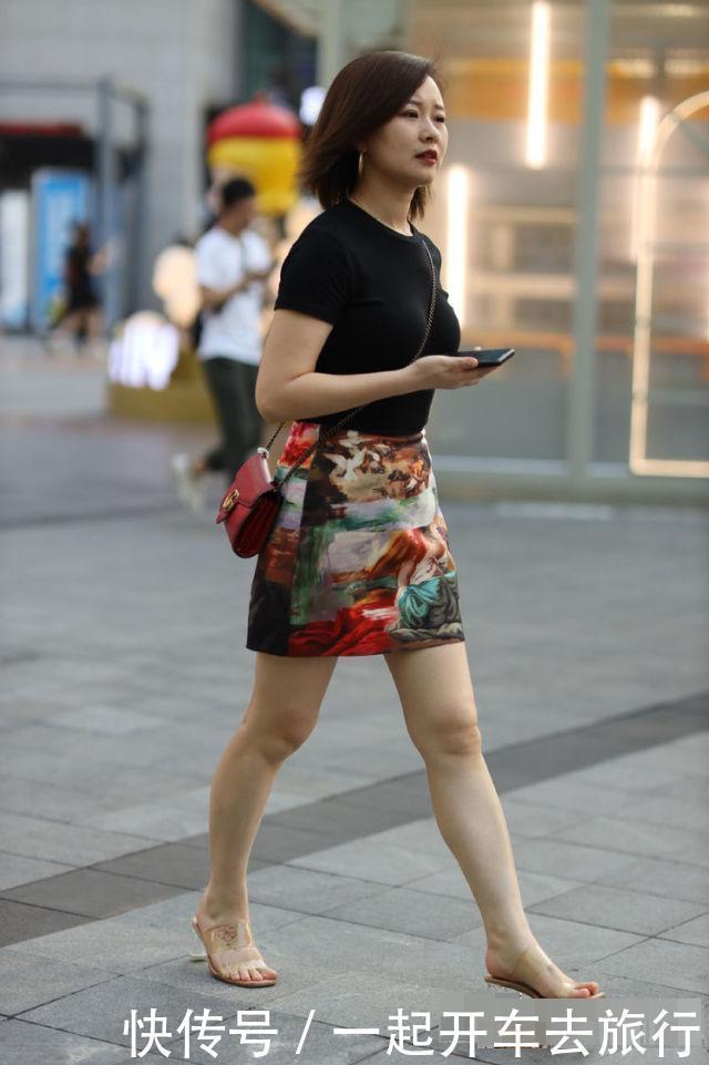 小姐姐半身短裙搭配一件黑色的T恤，轻松美出了新高度