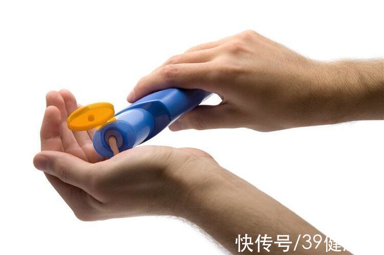 毛囊|年纪轻轻就脱发？5大恶习是脱发的“催化剂”，医生分享治疗方案