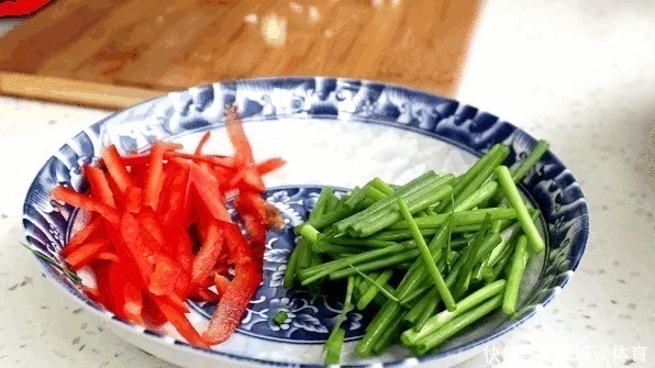 凉拌土豆丝，先焯水就错了，记住这4个步骤，简单开胃，脆嫩爽口