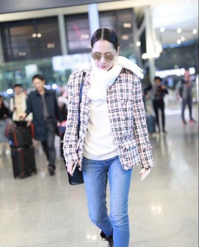 海清|明星造型超酷炫，小香风外套搭配牛仔裤成熟干练，时尚减龄