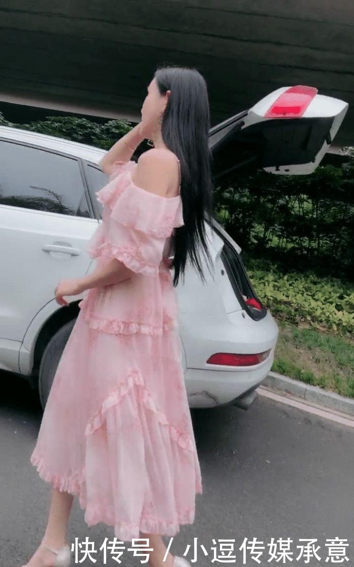 与众不同|户外穿着连衣裙的美女,穿鞋的方式都那么的与众不同