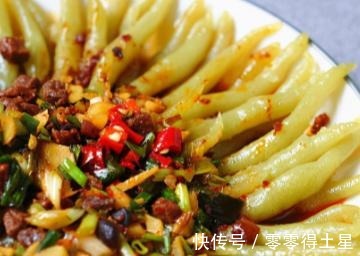 秋天要多吃这个菜，不用炒不凉拌上锅蒸一蒸，上桌汤汁都不剩！