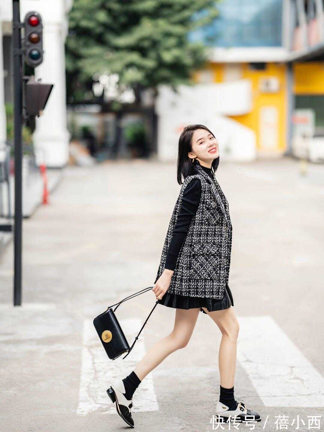 小香风|秋季如何穿才优雅又时髦？建议穿小香风外套，搭配半身裙知性高级