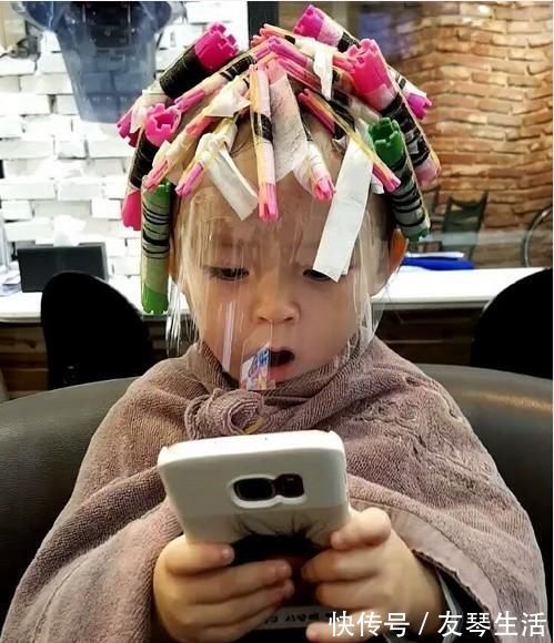头发|快过年了,90后宝妈带娃烫头被批评,到底能不能给孩子烫头发