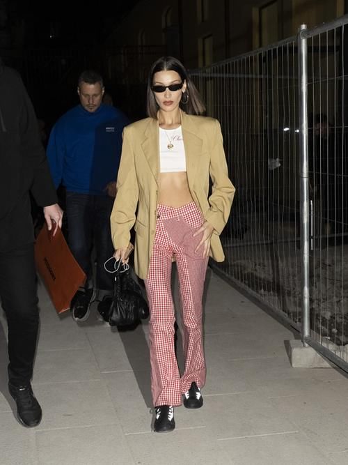  裤脚|打底裤要“失宠”了，今年流行的是“显高裤”，款式时髦还显瘦