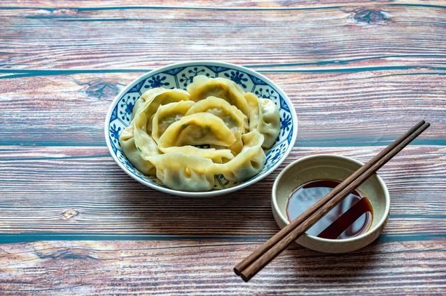 包韭菜馅饺子，只放这3味料就行，翠绿鲜美没怪味，放错毁一锅