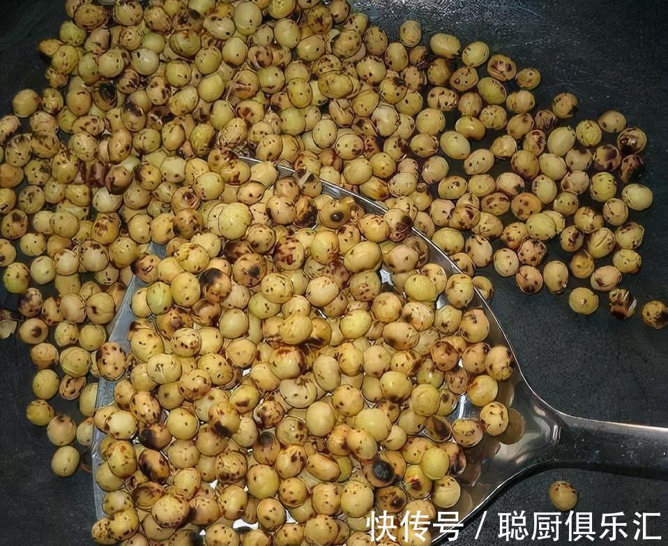 盆里埋一颗大力丸,虎皮兰侧芽挤爆盆,还大拇指一般粗