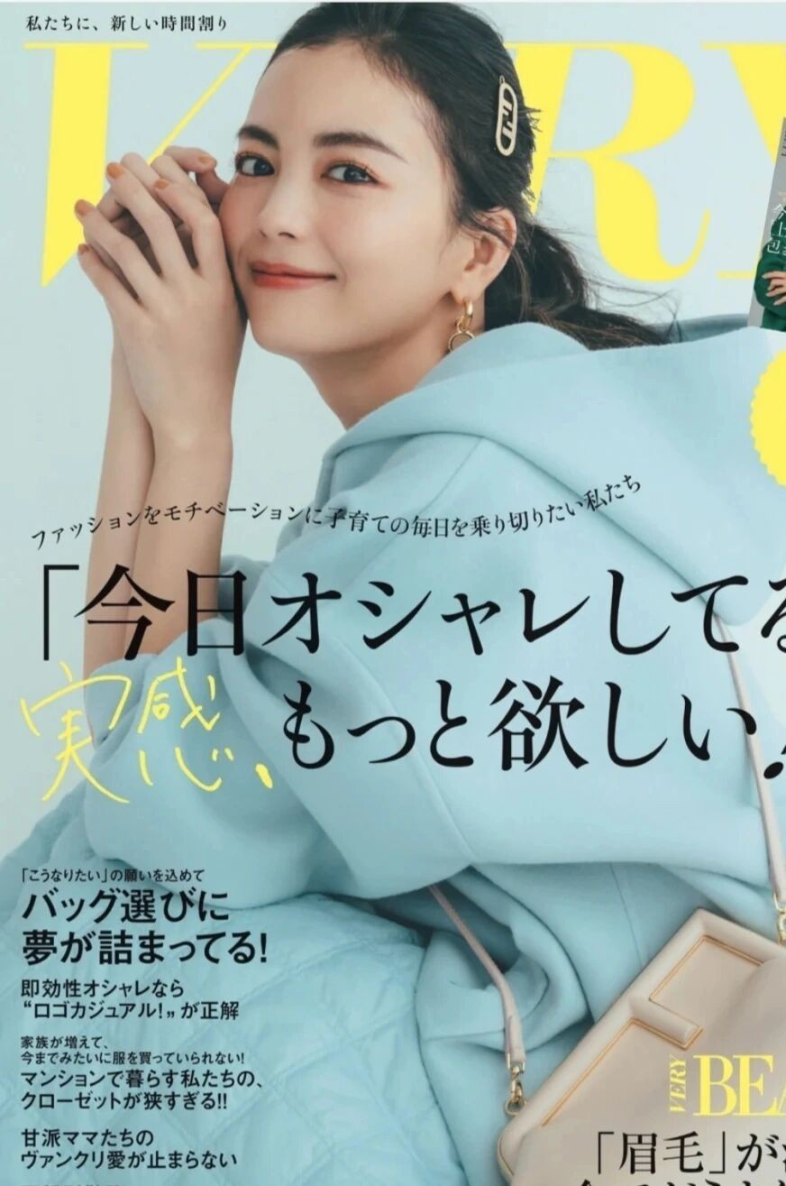 褶皱裙 “卫衣”如何穿得更有女人味?增加这几种元素,高级又优雅