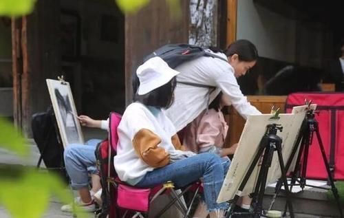 素描像&美术生画作大PK,肖战“素描像”惨败王一博?老师都看不下去了