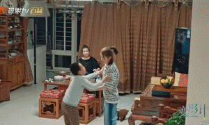 16岁不会穿衣，吃饭靠人喂，参加《变形计》后，她竟然变成了这样