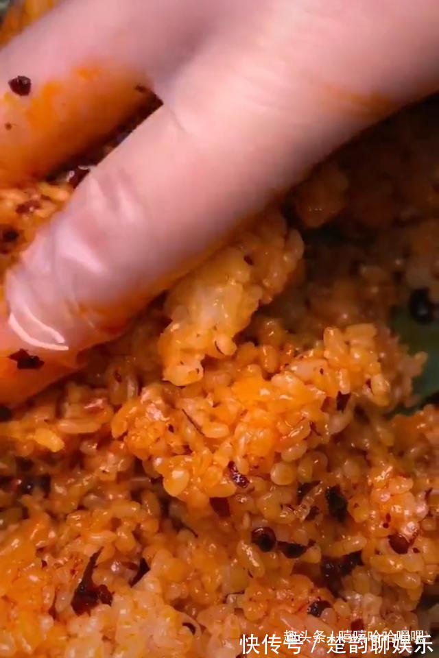简单美味又不失仪式感,适合崇尚“极简”的你,老干妈拌饭!