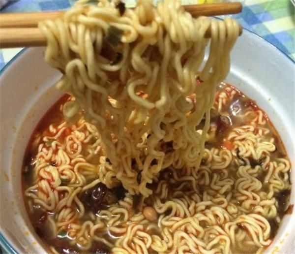 兜里|如果你兜里只有5块钱,5款泡面你买哪个多数人选图2