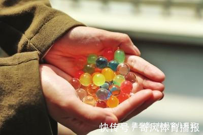 女孩|5岁女孩暴瘦!医生让女孩“摘下项链”,妈妈惊呼:女儿没戴项链