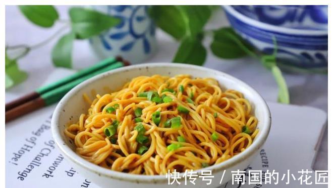 夏天|夏天，就爱这碗凉拌面，鲜香开胃，5分钟上桌，好吃到舔碗底