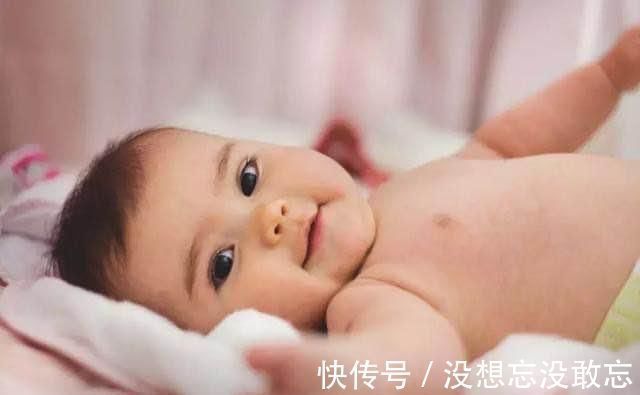 朋友圈|朋友圈晒孩子伸懒腰萌照,二胎妈妈评论了一句话,没想到救了娃