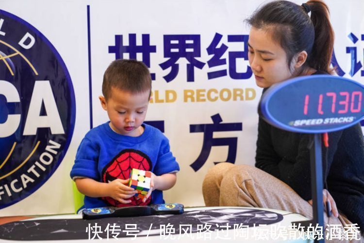 世界纪录|2岁萌娃玩转魔方,拿到2项世界纪录,会玩魔方的孩子更聪明吗?