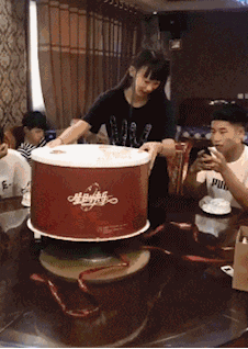 |搞笑GIF:男子骑自行车送花告白,美女的反应太霸气,底气十足!