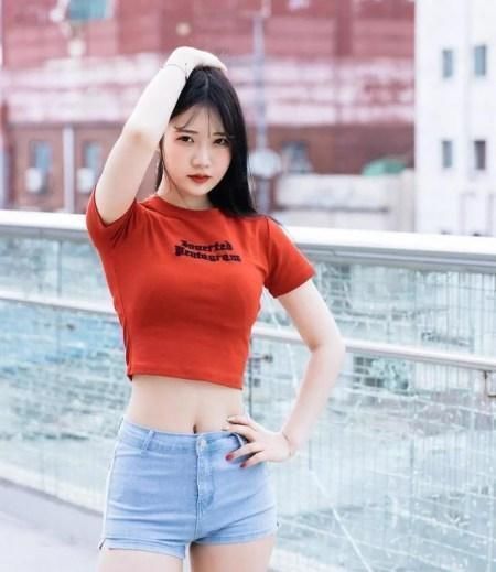 打底裤展现青春色彩，穿出时尚自然美，轻盈飘逸