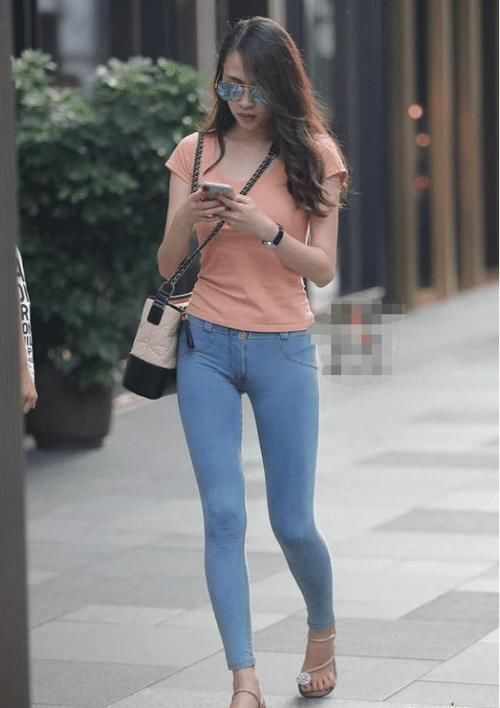 露背 紧身牛仔裤,搭配浅粉色半露背短袖,展现你的好身材!