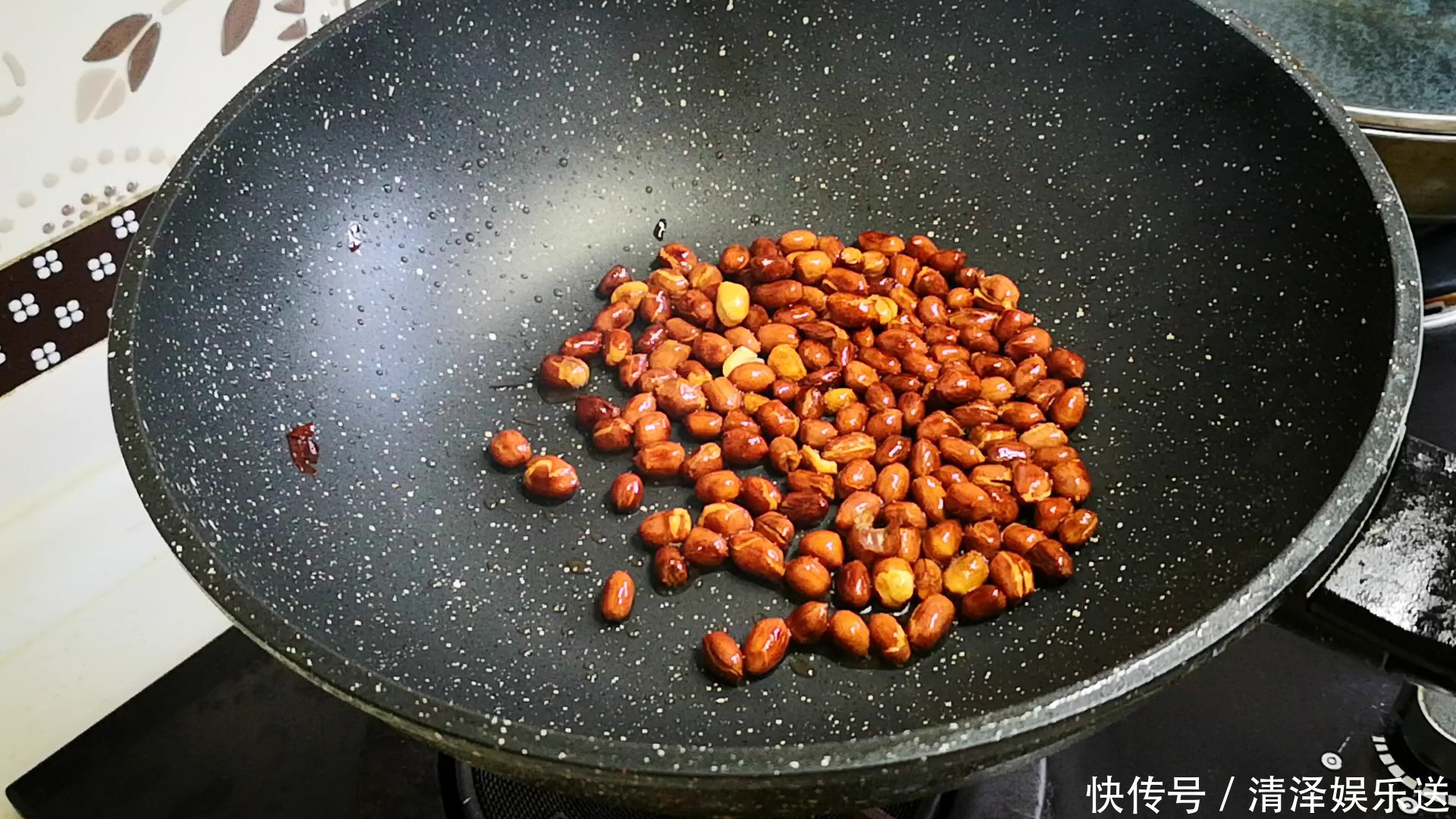 吃剩的米饭别再做蛋炒饭,教你农村特色吃法,一顿3个不够吃,香