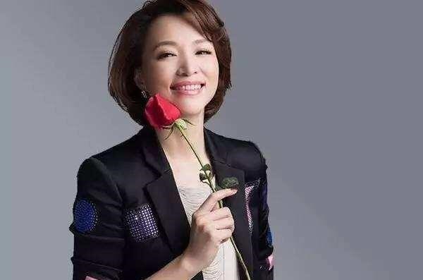 撒贝宁|董卿的孤独落寞，连撒贝宁都感慨，这次她真的要离开央视