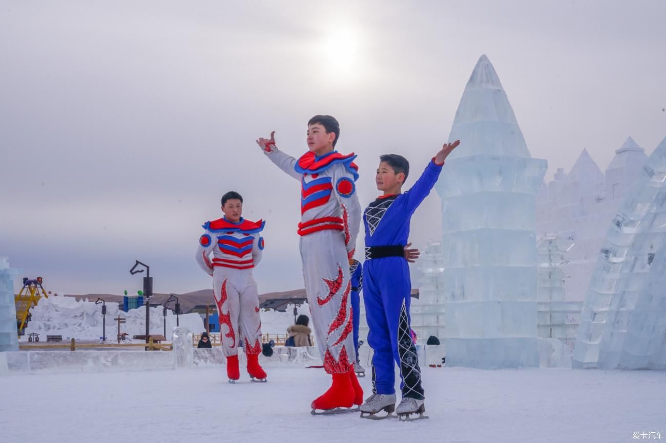 玩冰雪看演出吃烤羊放烟花 跨年新花样 玩转中国马镇冰火节