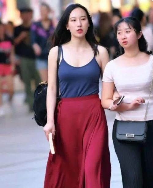 小姐姐|小姐姐身穿复古长裙搭蓝灰色吊带, 展现出了一种不一样的美