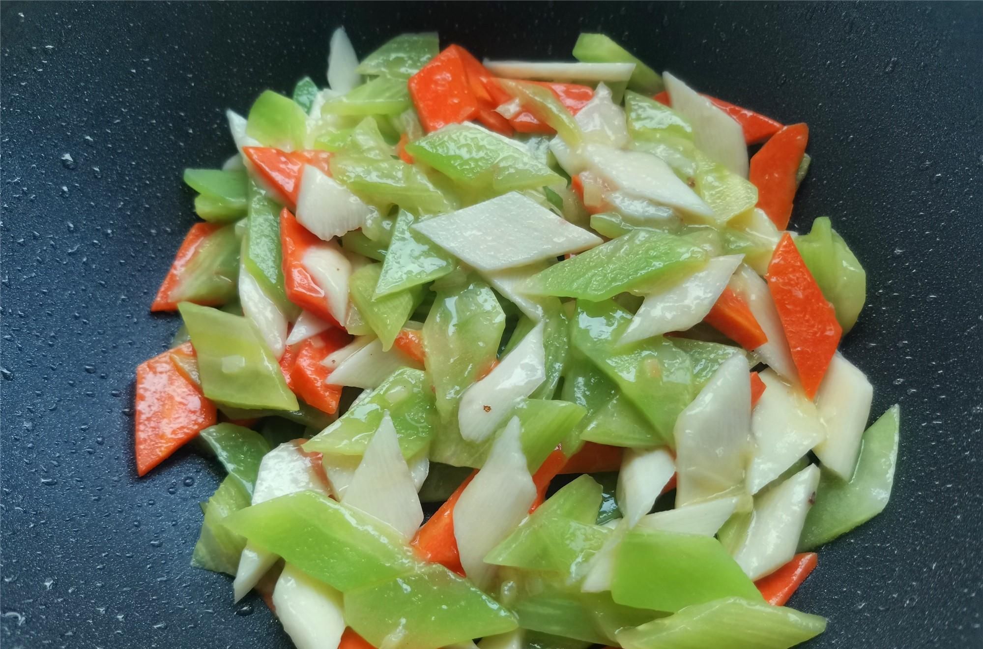 节日家宴素菜小炒，把这三种食材放在一起炒，简单快手，清淡脆嫩