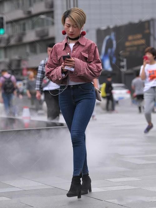 粉牛仔上衣，既可作外衣，又可作防晒衣