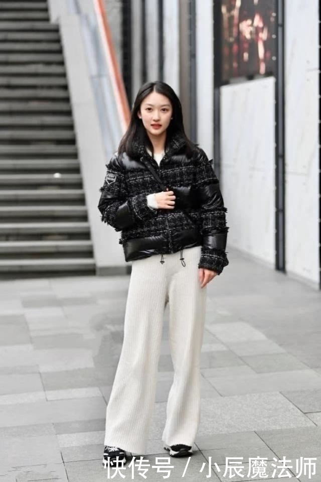  背心|路人街拍，白色牛仔裤搭配针织背心，穿出自己的个性时髦