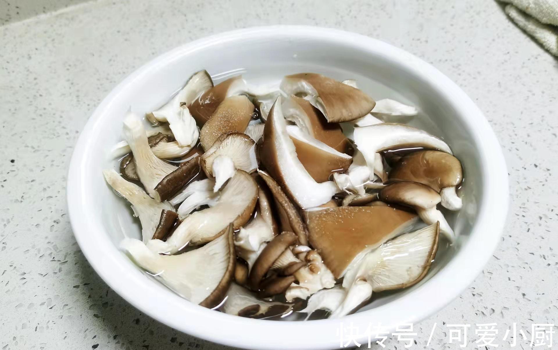 炸平菇时，裹淀粉或面粉都不对！教你正确的做法，焦香酥脆不回软