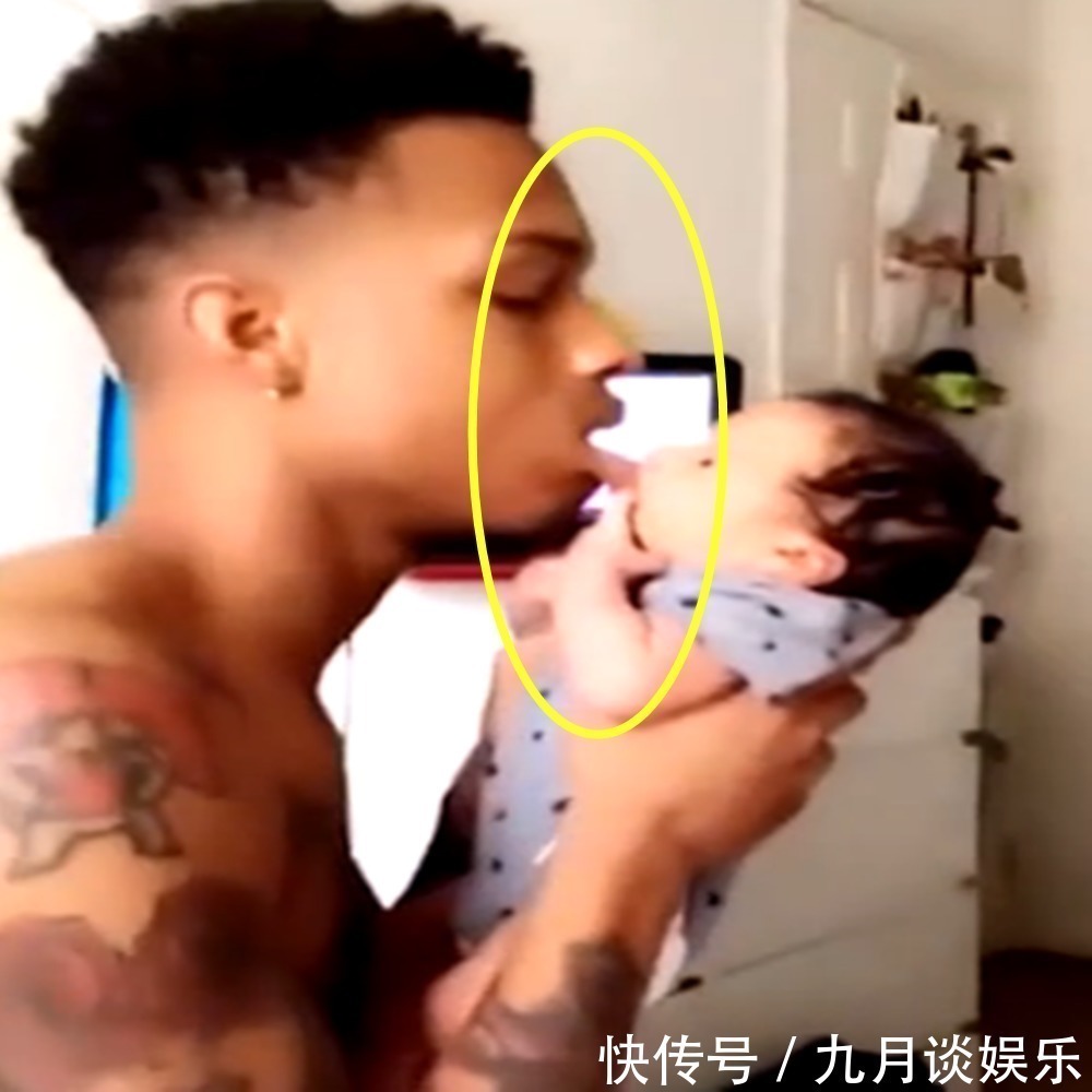 爸爸|爸爸亲吻刚出生五天的宝宝，接下来宝宝的反应，让妈妈笑抽了