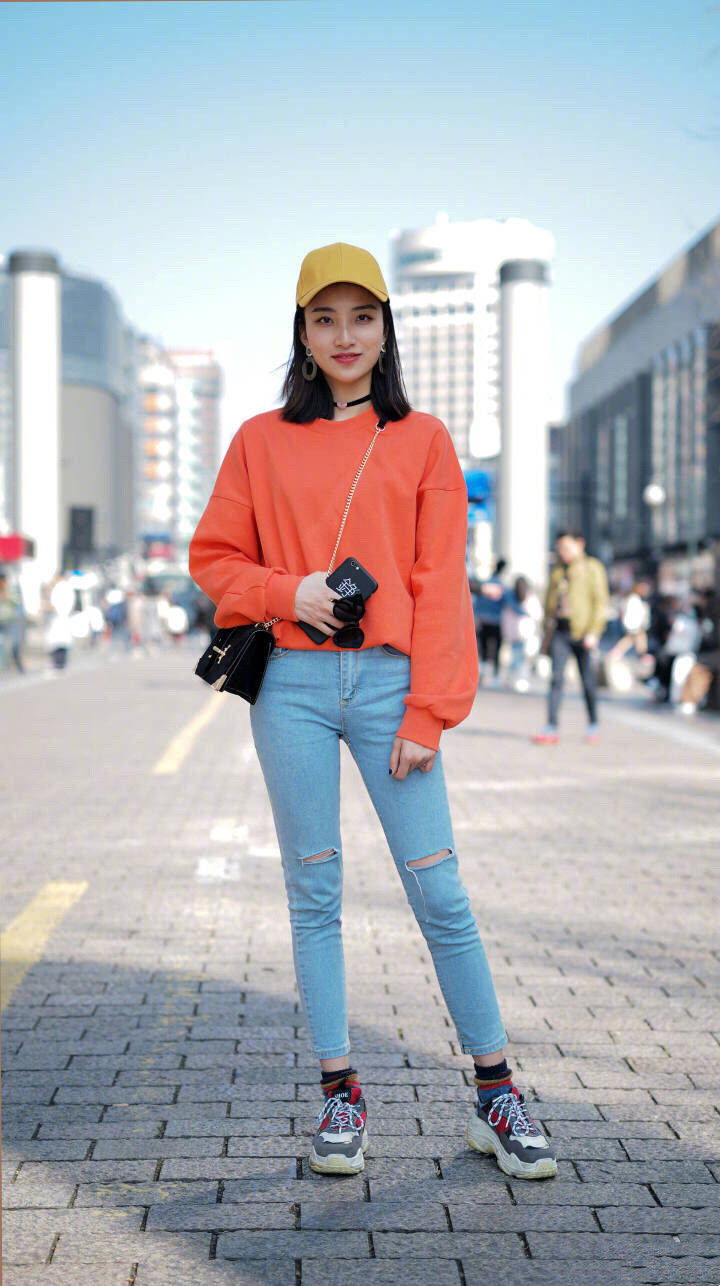 街拍:气质型的短发小姐姐,风衣搭配黑色休闲裤,特别好看!