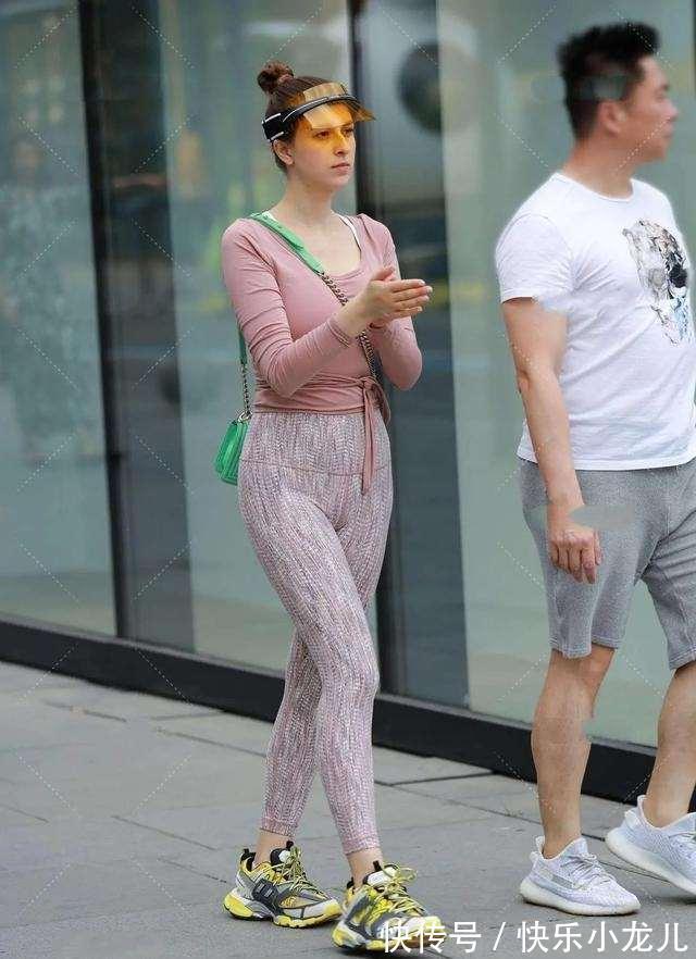 连衣裙","m":"dbfc269d932d8112f06e2cb6c82fdc4be4f2f0f","nlabel":"stat_3208889651:zm.news.so.com:5b+r5LmQ5bCP5Yia5a2Q,pageType_zmt,glevel_3","ntag":"tfashion;sfashion_时尚;kfashion_1:造型;kfashion_1:搭配;kfashion_1:连衣裙;