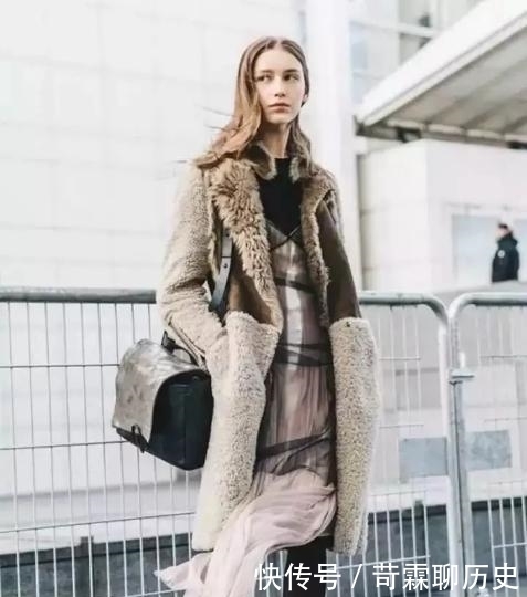 2020年冬,建议女性穿“大衣+裙子”,温柔好气质,惊艳众人