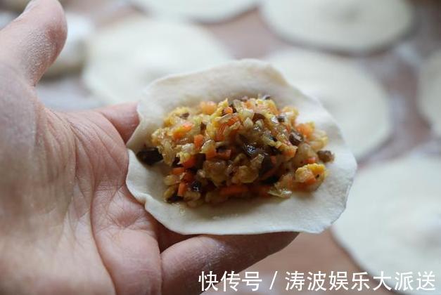 搅拌均匀|除夕又吃猪肉饺子我家最爱此素馅饺子，不油腻还便宜