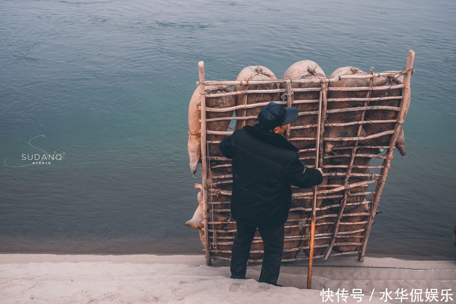 用动物的皮制作“船”,这个有千年历史的筏子,游客称“残忍”