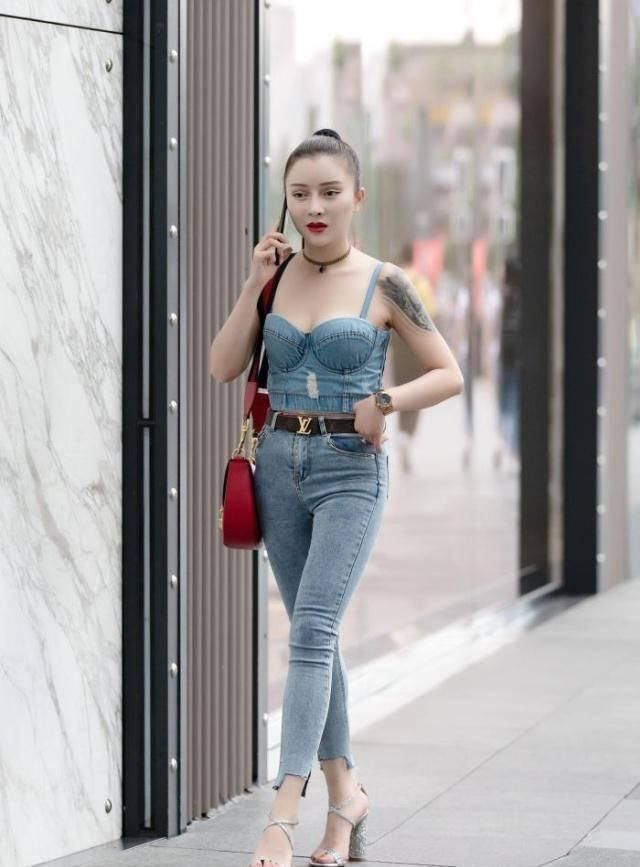 街拍|街拍果然,霸气的女人,走起路来姿态都不同