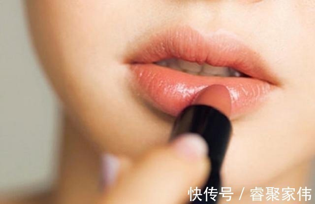 嘴唇 涂口红的3个“低级错误”,八成以上女人都在犯,难怪掉色还沾杯