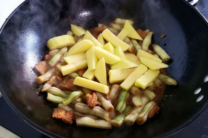 豆角配土豆的这种做法,实在太美味,简单易学,爱吃豆角的看过来