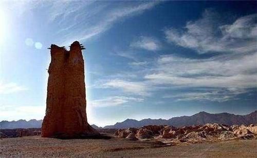 新疆面积最大胡杨林公园 占地100平方公里 还有2000年前的烽燧！