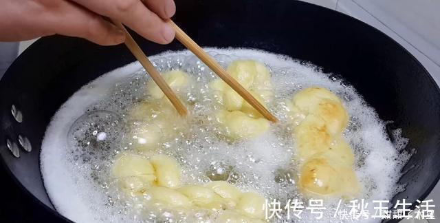 面粉别只会蒸馒头了,加3个鸡蛋,做出创意小吃,比蛋糕油条好吃