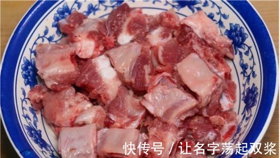 买排骨时，选“肉多”还是“肉少”的好？老板娘无意透露了底