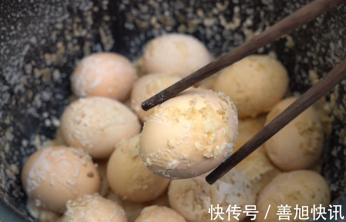 懒人|真正懒人盐焗鸡蛋，一个电饭煲就搞定，咸香入味，比买的还要好吃